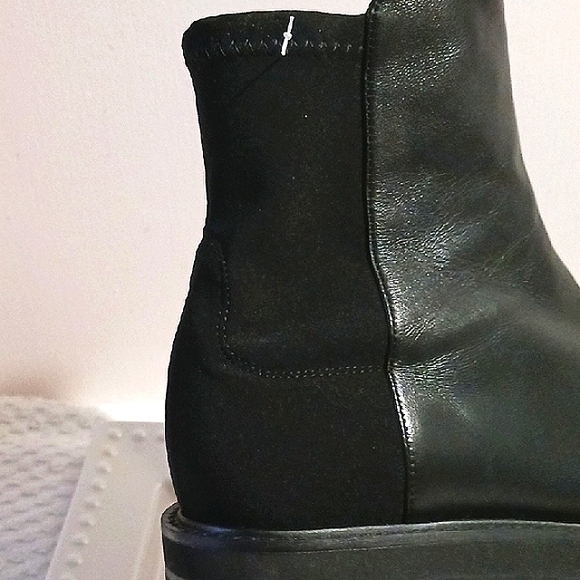 STUART WEITZMAN⚜️ Leather Lightweight Lug Sole Sleek Design Ankle Boot Black👑 - Picture 9 of 11